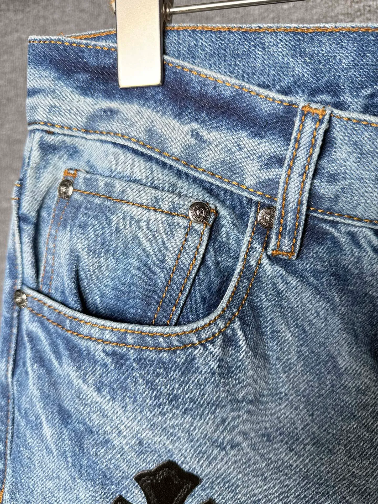 P326 💰 (Heavy Industry Top Version) Chrome Hearts Sex Octopus 🐙Multiple logo elements spliced ​​washed jeans to truly restore the ultimate texture of Vintage. Three-dimensional version. Loose and comfortable, not picky about the figure. Makes taller and slimmer. Factory Seiko. Original factory quality control. Same style for men and women. Can be matched with couples. Versatile recommendation. Must-have jeans for all seasons. Fashionistas have been disappointed. From the quality selection of fabrics, the tailoring of details, and the matching of patterns, they are all impeccable! The upper body is so handsome when worn...it can be easily worn by men, women and children! The craftsmanship is made of heavy-duty washed pure cotton denim fabric. After washing, it is soft and thick and looks very stylish when worn. Color: blue Size: 28-30-32-34-36 (corresponding to S-M-L-XL-XXL)